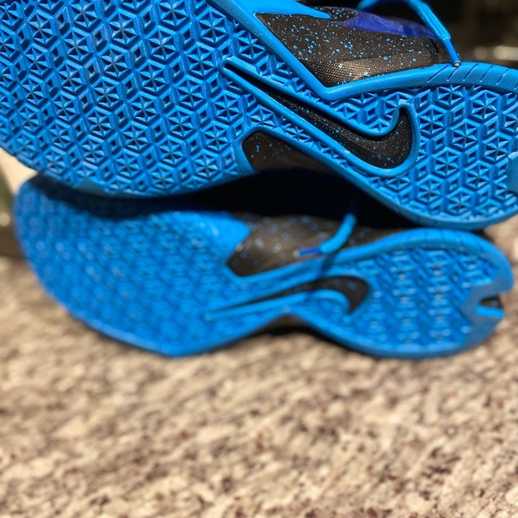 Selling a nice of hardly used LeBron’s size 11 they’ve only been worn in the gym - Picture 2 of 4